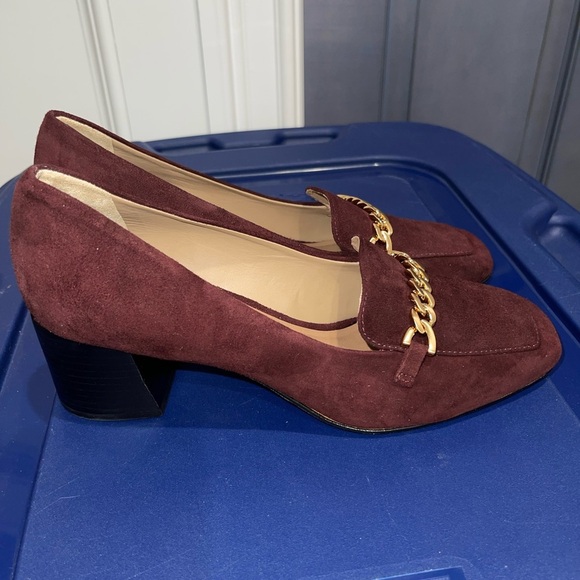 NWOT BERNARDO Avery Suede Pumps in Burgundy with Gold Chain Size 7.5 - Picture 11 of 13